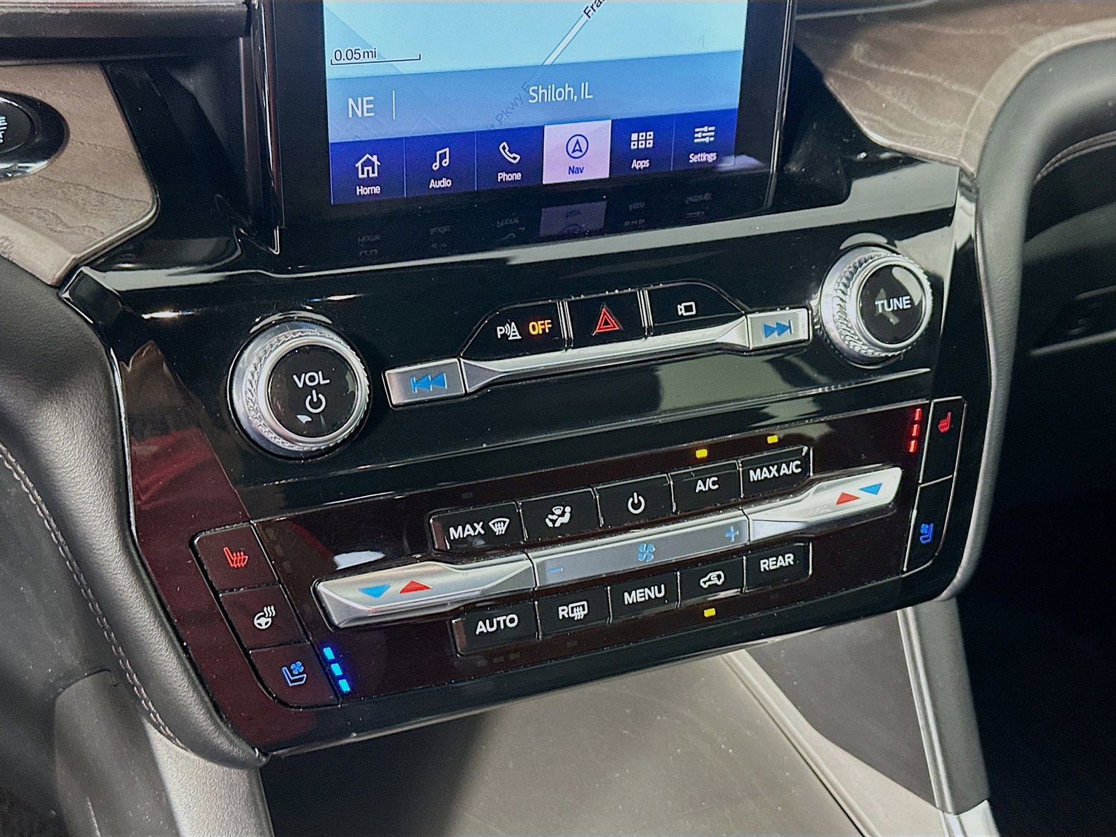 Used 2023 Ford Explorer Platinum w/ Technology Package AWD/4WD image 16