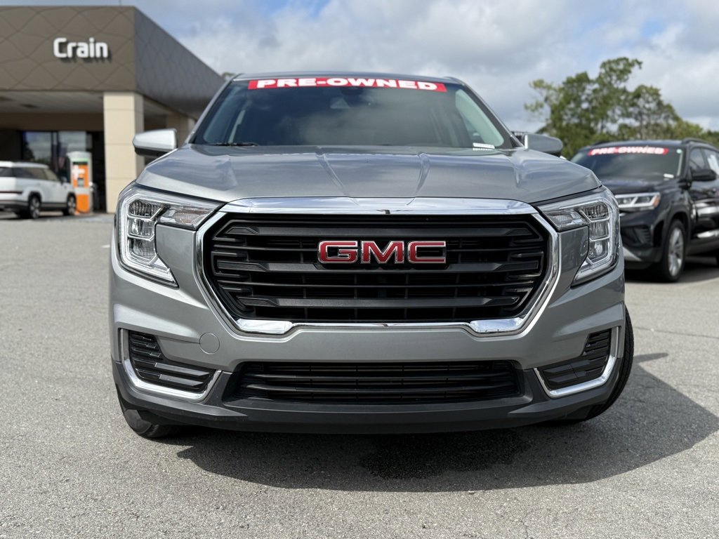 Used 2024 GMC Terrain SLE image 2