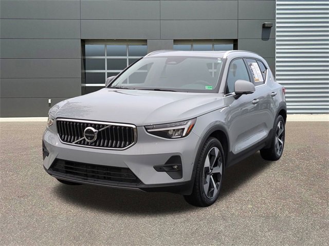 Used 2025 Volvo XC40 B5 Plus image 3
