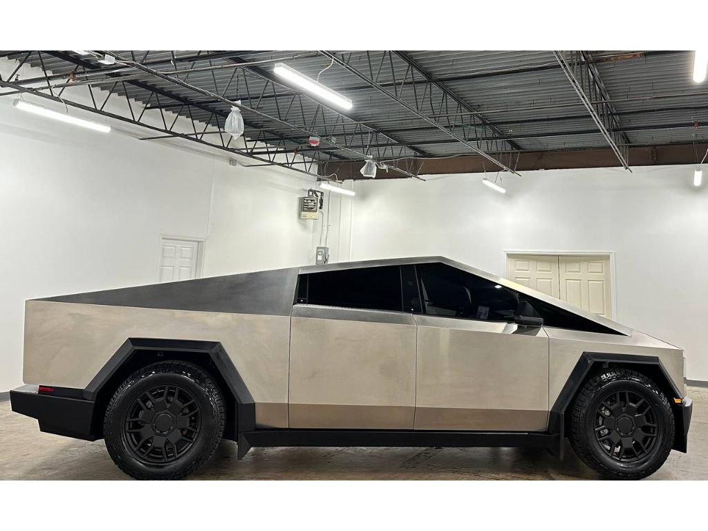 Used 2024 Tesla Cybertruck AWD Crew Cab image 9