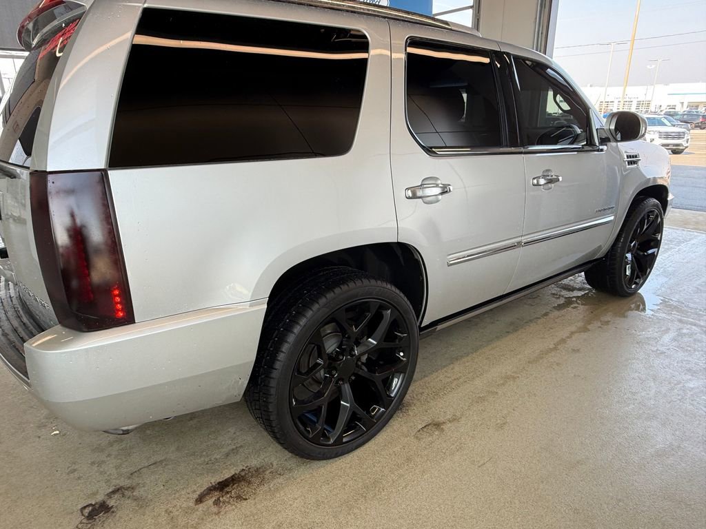 Used 2010 Cadillac Escalade Premium image 2