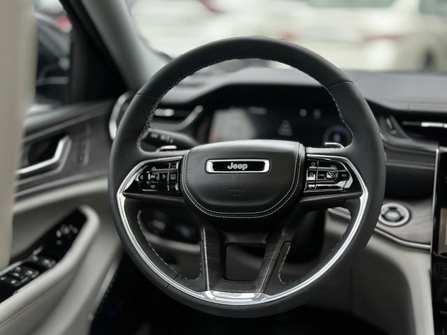 Used 2023 Jeep Grand Cherokee Overland w/ Luxury Tech Group IV AWD/4WD image 18