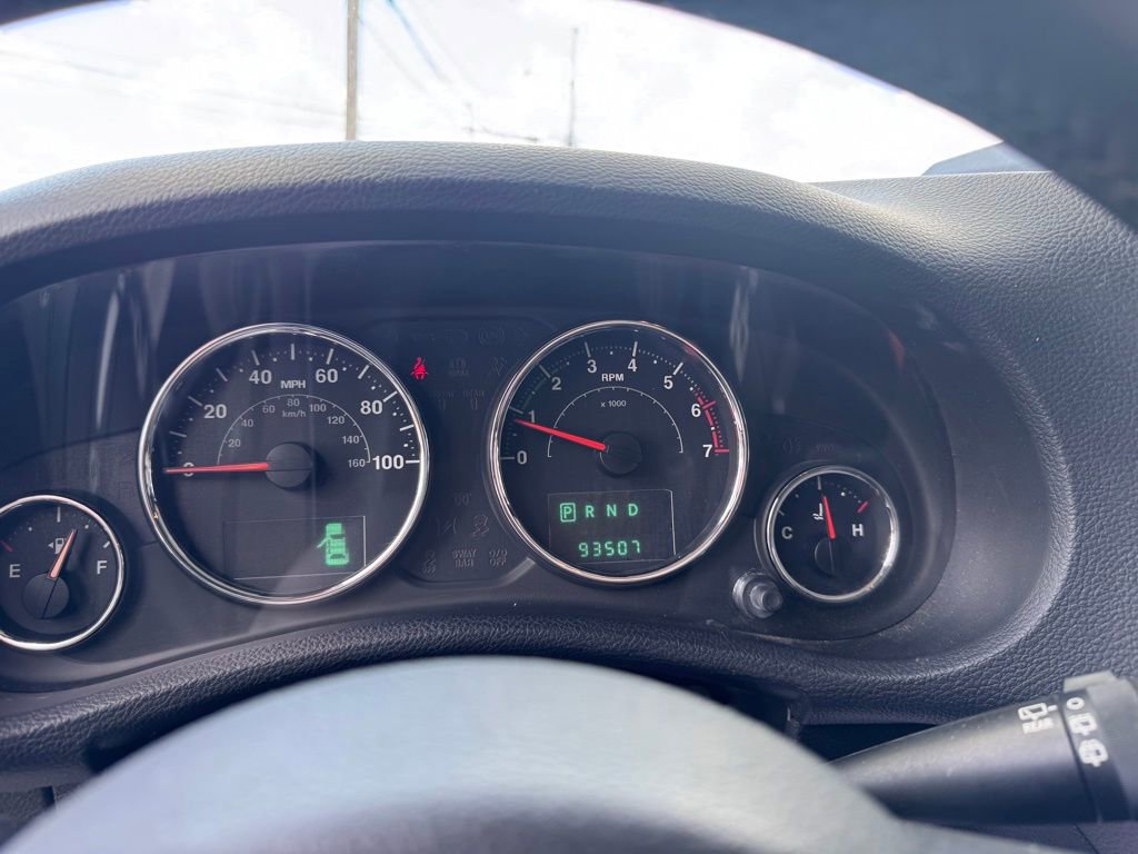 Used 2014 Jeep Wrangler Unlimited Sahara w/ Connectivity Group AWD/4WD image 12