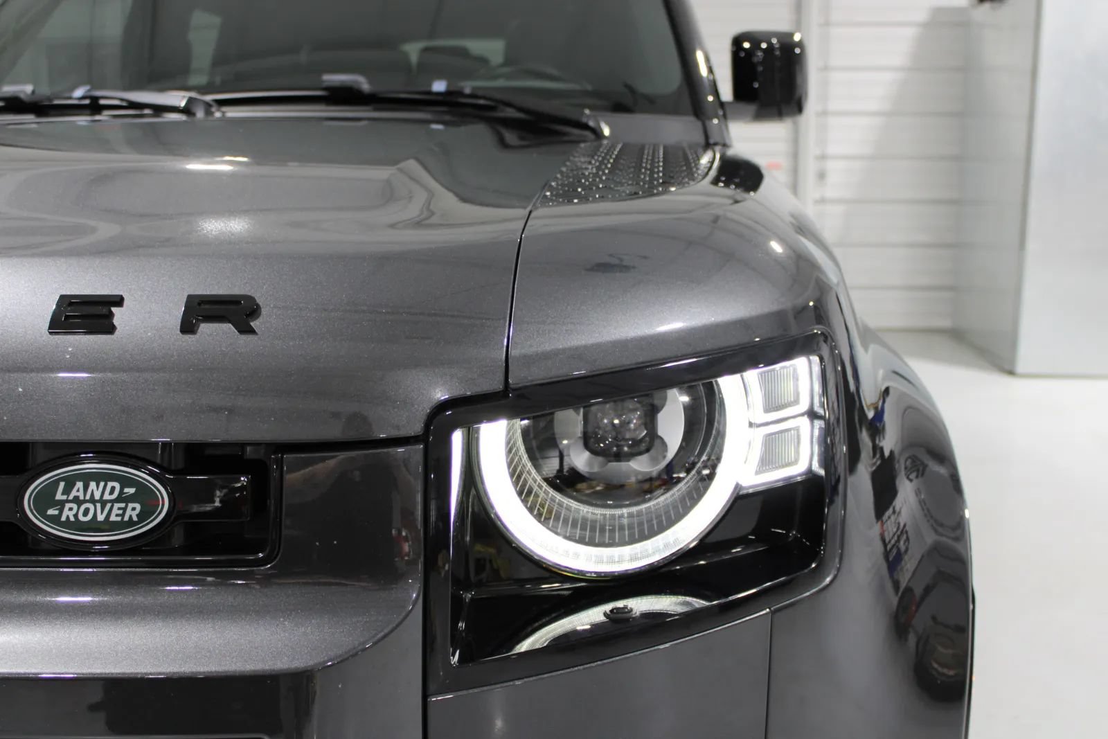 Used 2023 Land Rover Defender 130 X-Dynamic SE AWD/4WD image 34