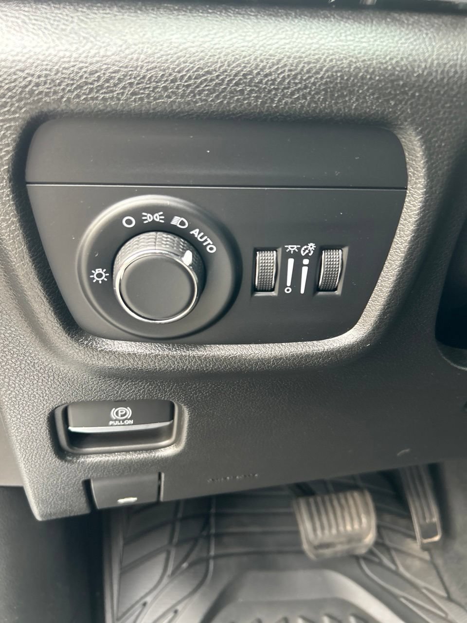Used 2025 Jeep Grand Cherokee L Laredo RWD image 20