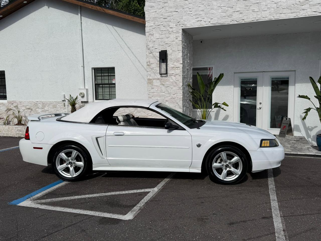 Used 2004 Ford Mustang Convertible RWD image 20