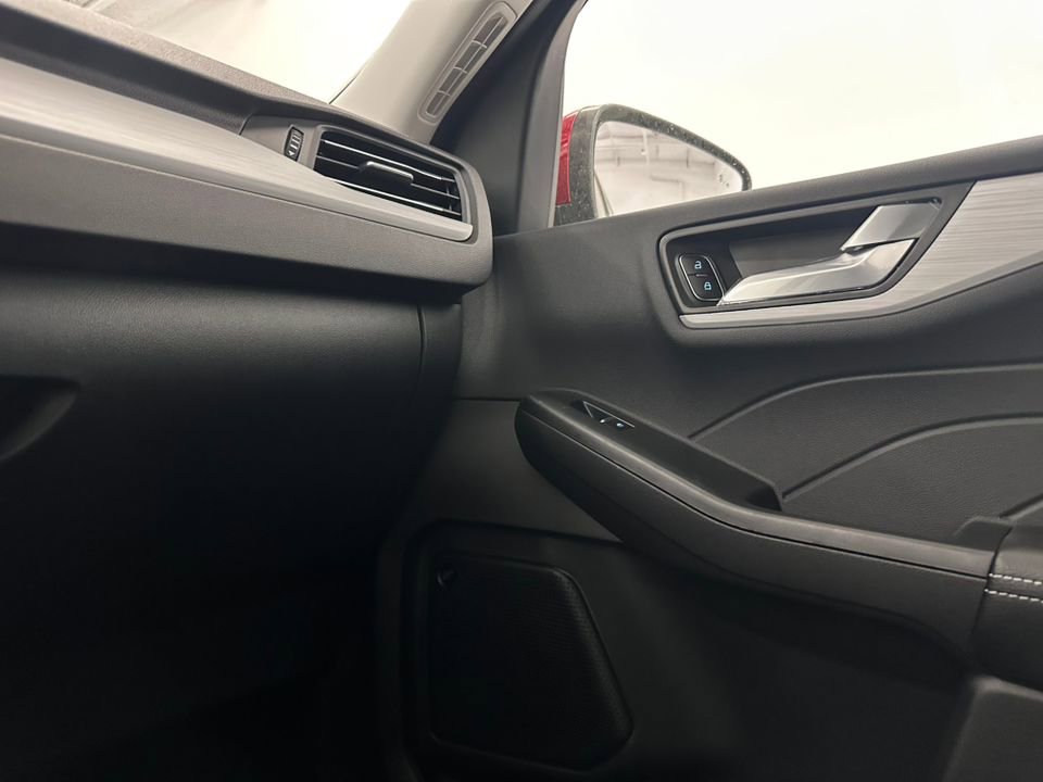 New 2025 Ford Escape SE w/ PHEV Premium Package FWD image 31