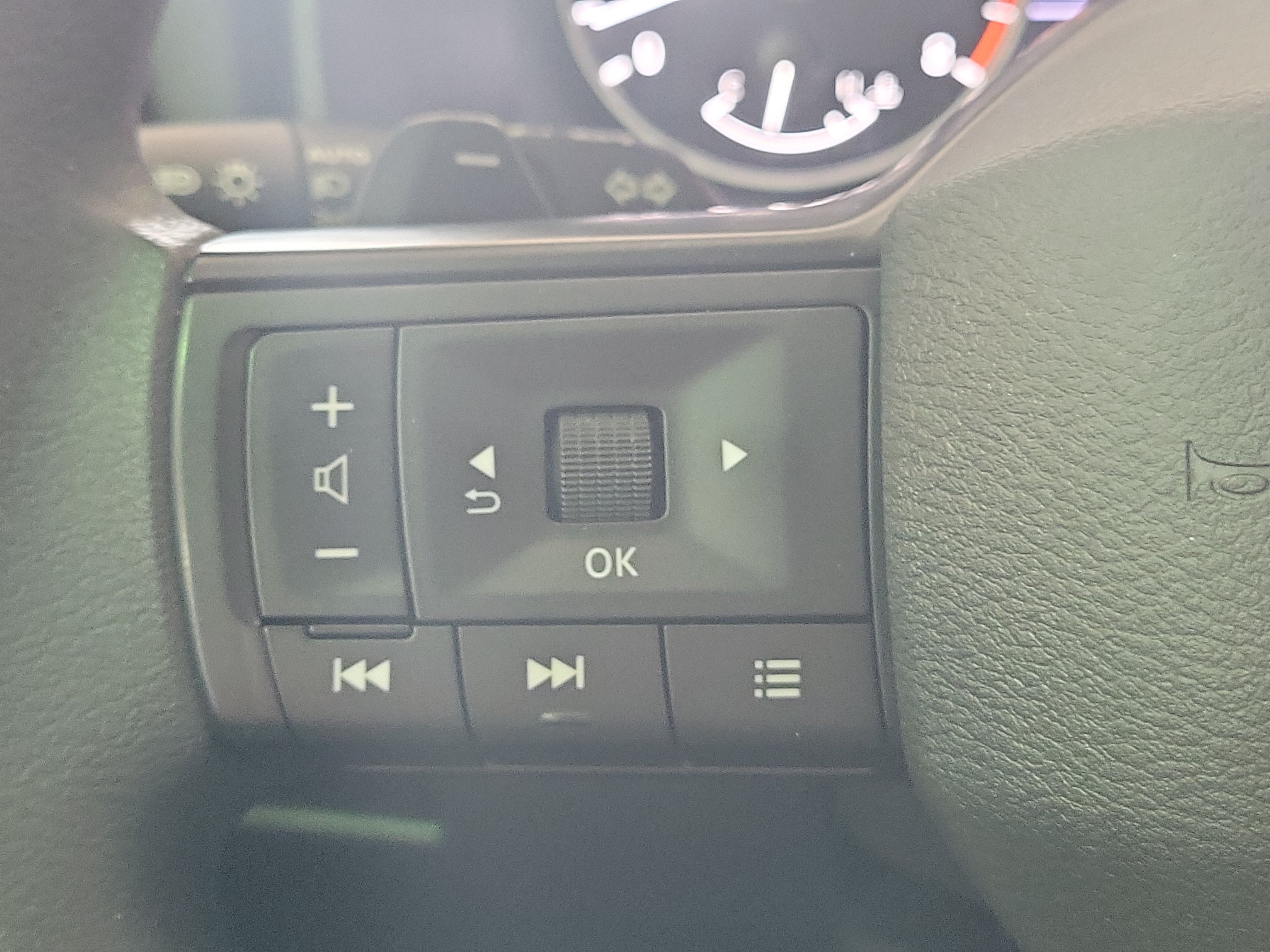 Used 2025 Nissan Rogue S FWD image 20