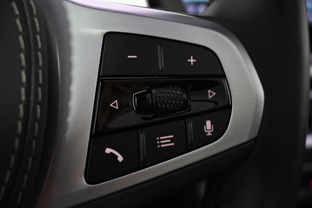 Used 2025 BMW X7 xDrive40i w/ M Sport Package image 32