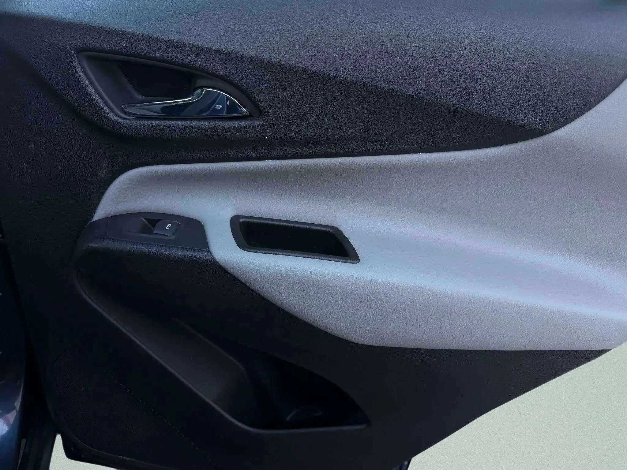 Used 2019 Chevrolet Equinox LS image 11