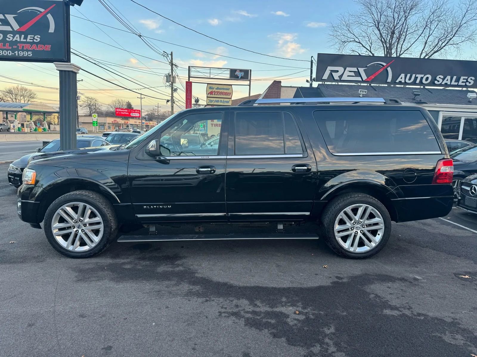 Used 2017 Ford Expedition EL Platinum image 3