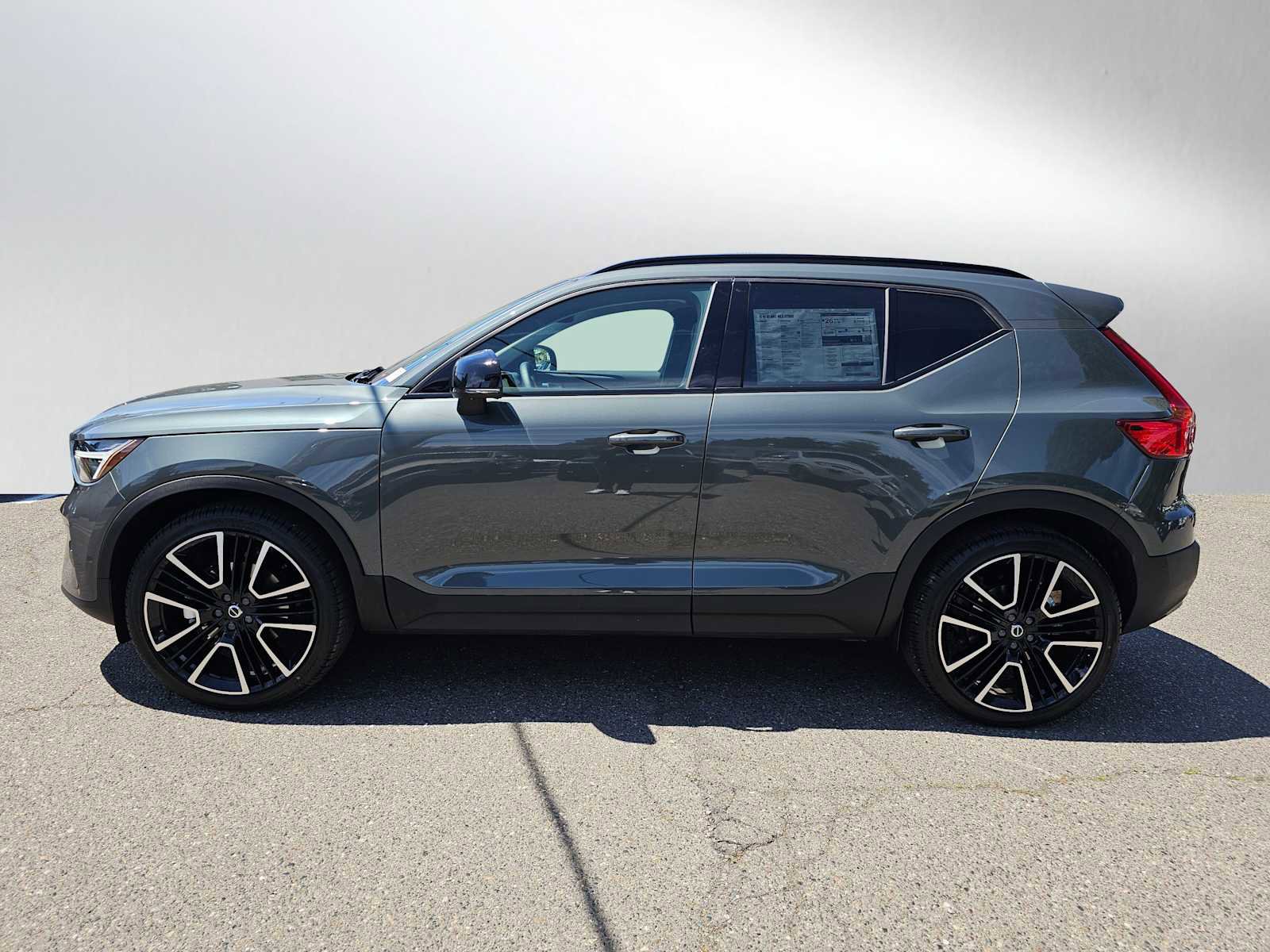Certified 2024 Volvo XC40 B5 Ultimate w/ Protection Package Premier AWD/4WD image 6