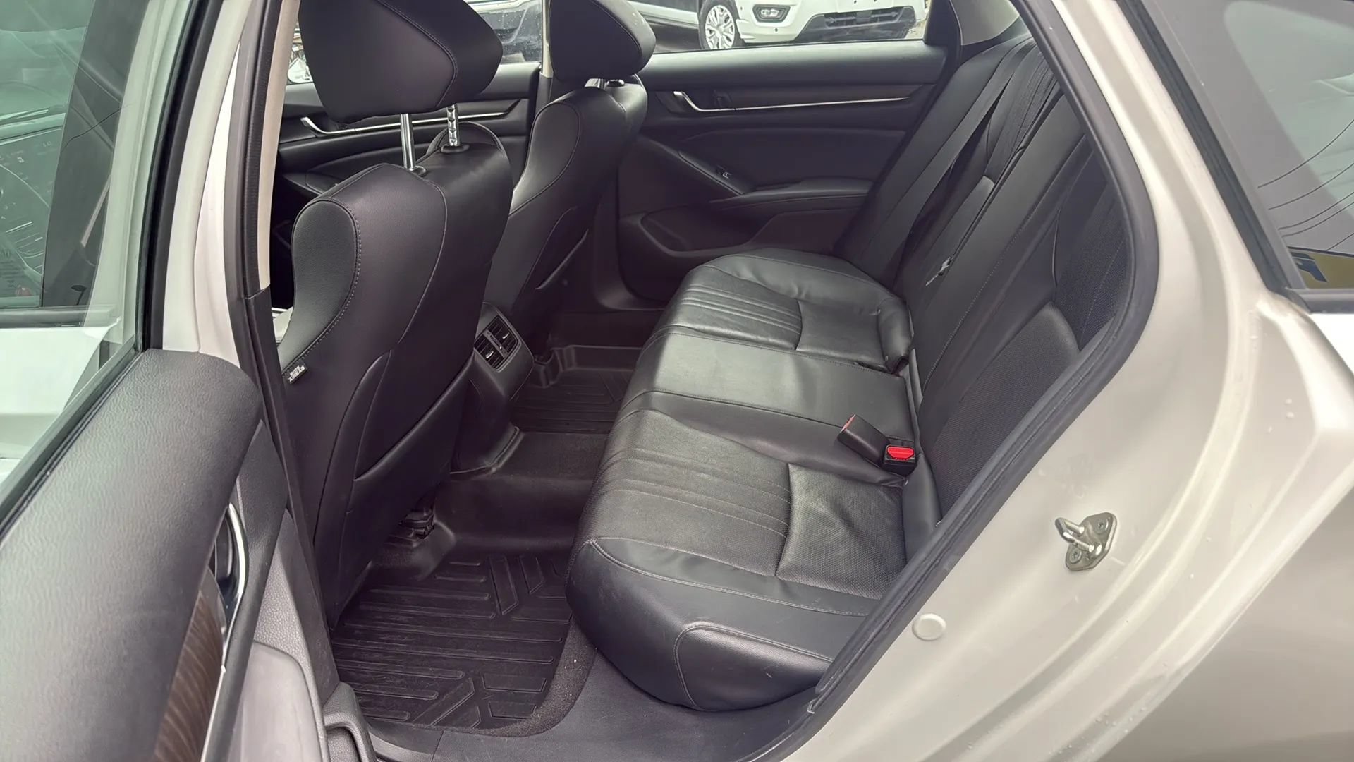Used 2018 Honda Accord EX-L image 10