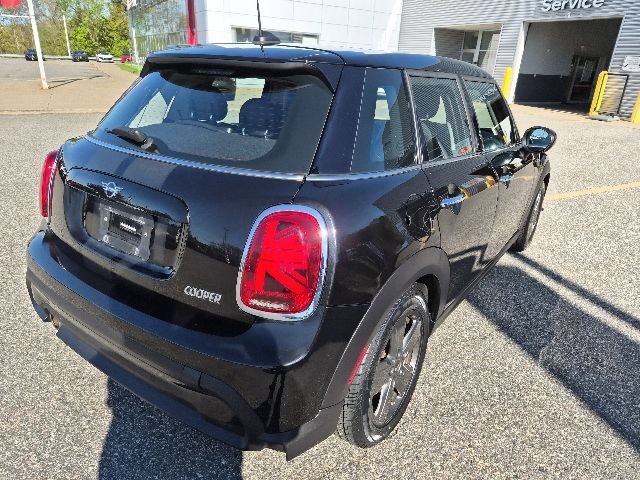 Used 2022 MINI Cooper 4-Door Hardtop w/ Premium Package FWD image 7