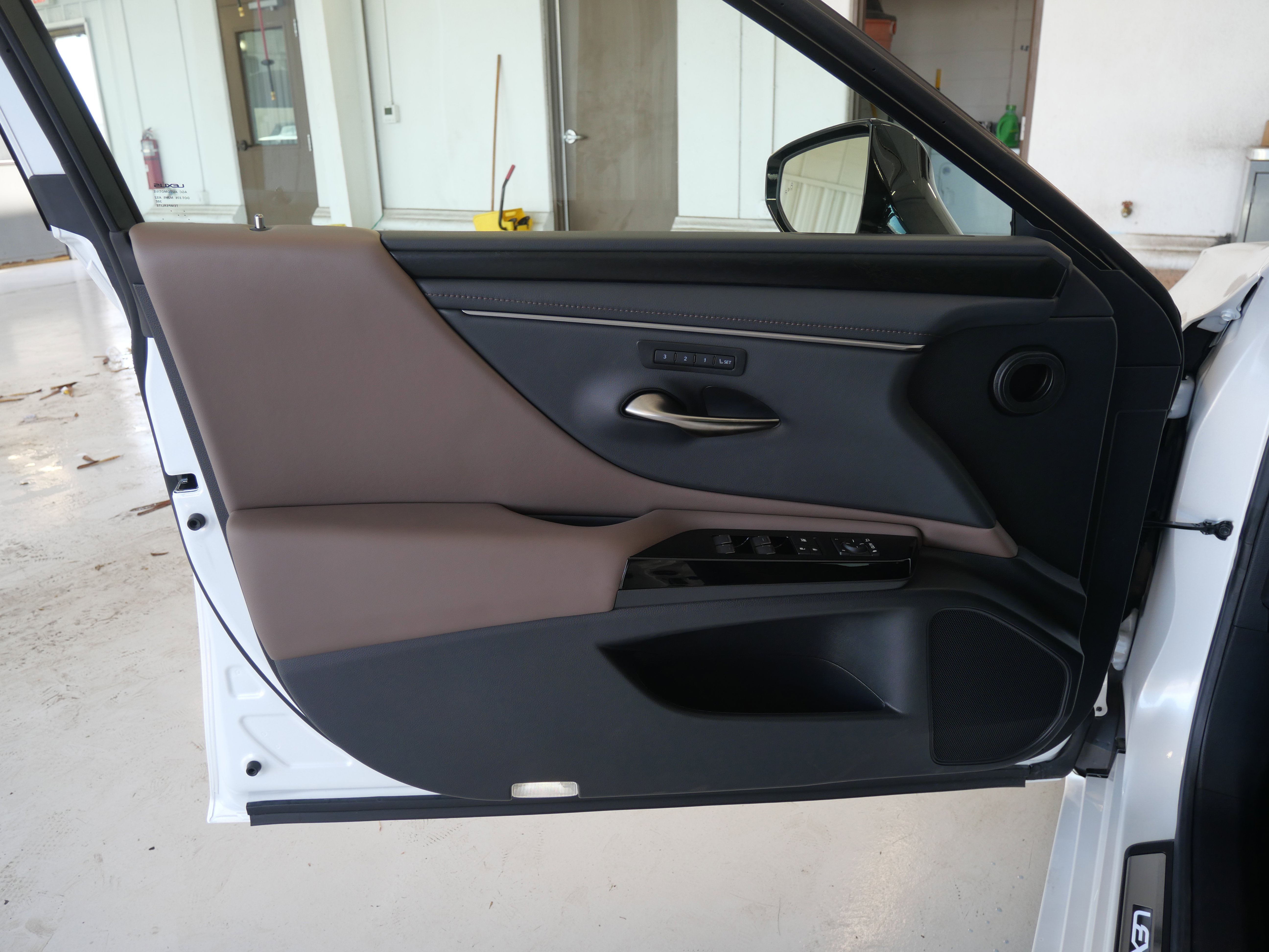 Used 2025 Lexus ES 350 w/ Premium Package image 16