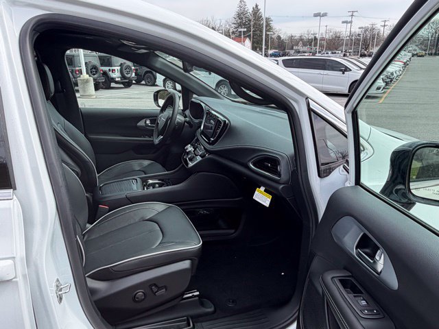 New 2026 Chrysler Pacifica Limited FWD image 29