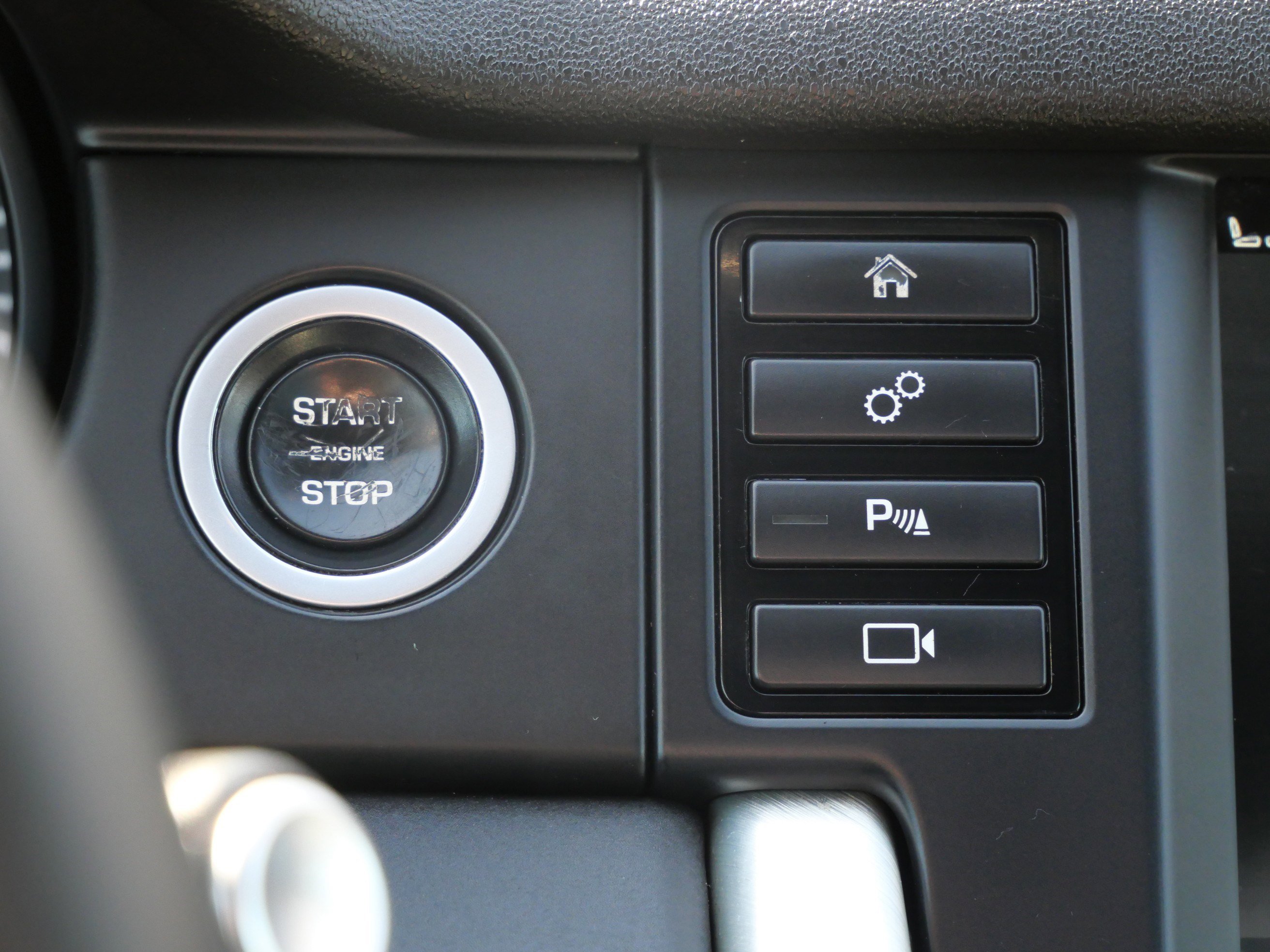 Used 2016 Land Rover Discovery Sport HSE image 27