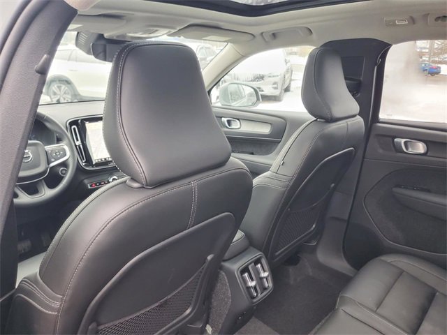 Used 2025 Volvo XC40 B5 Core image 30