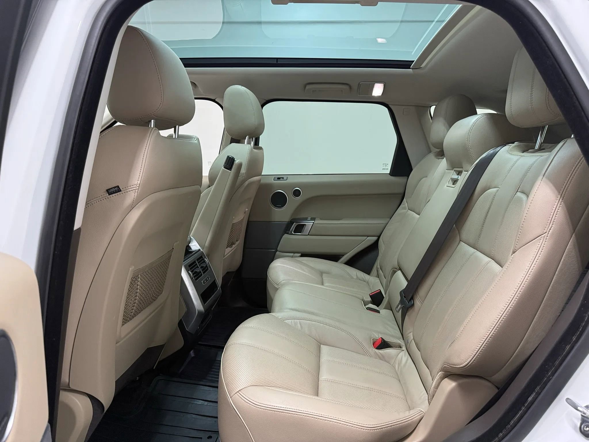 Used 2016 Land Rover Range Rover Sport SE image 16