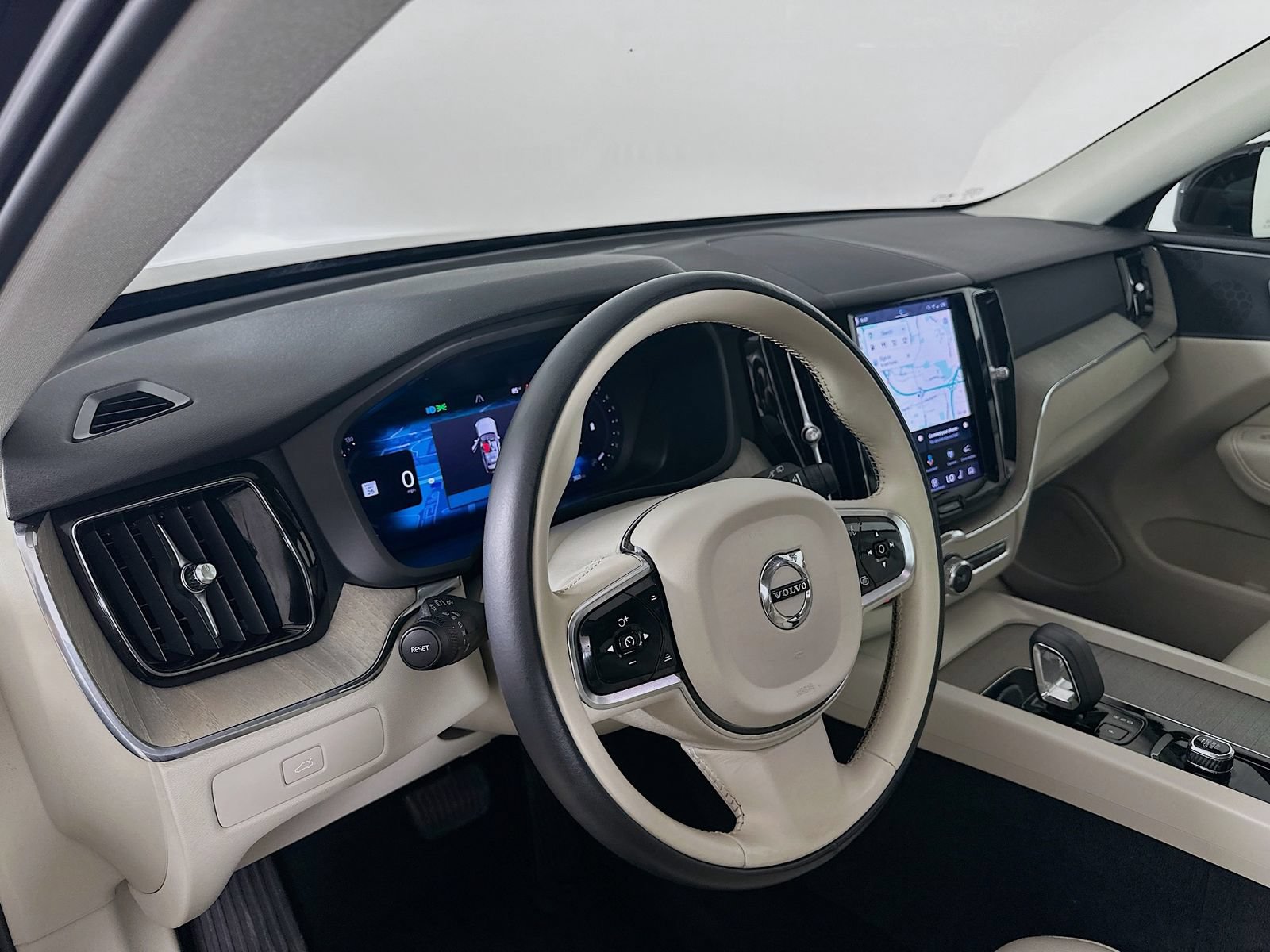 Used 2023 Volvo XC60 B5 Plus w/ Climate Package AWD/4WD image 31