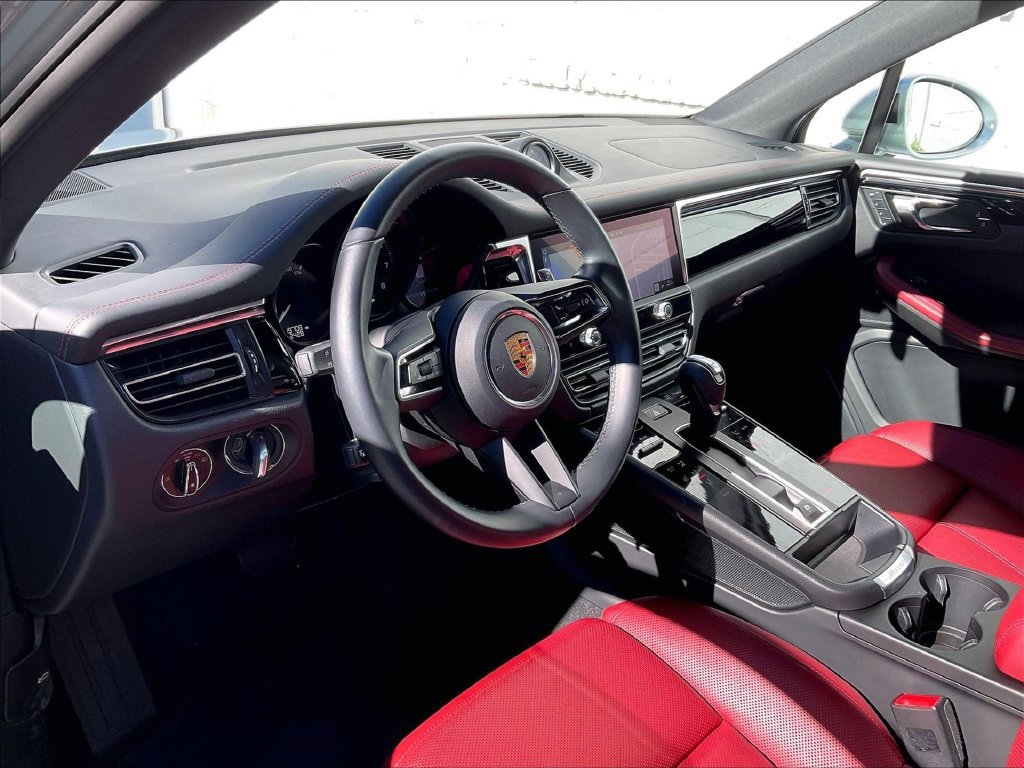 Certified 2023 Porsche Macan AWD/4WD image 4