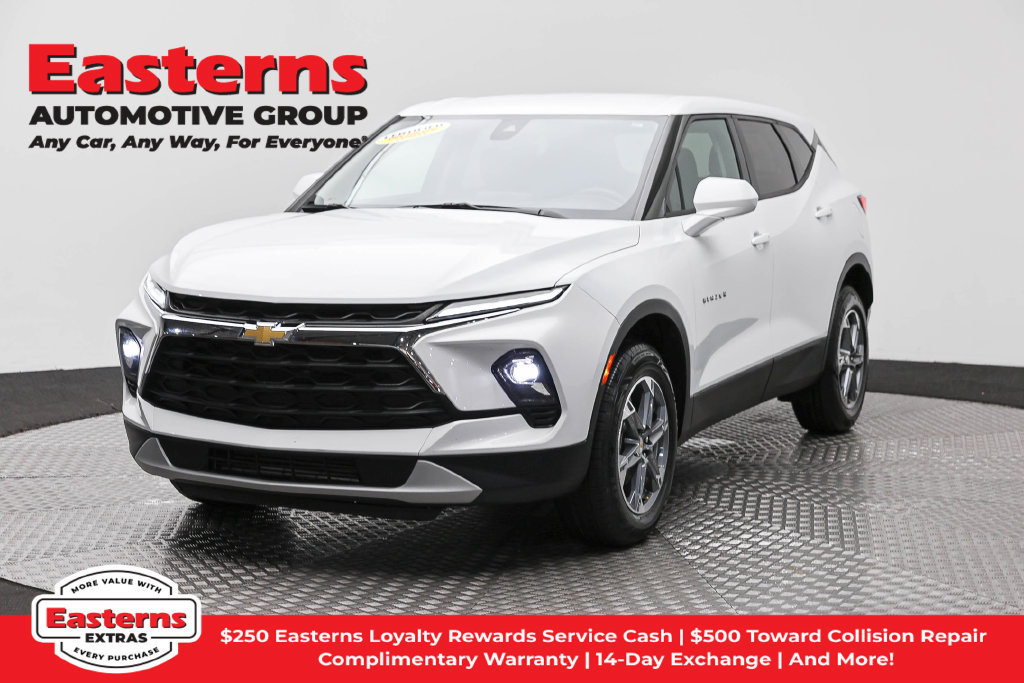 Used 2025 Chevrolet Blazer LT FWD image 1