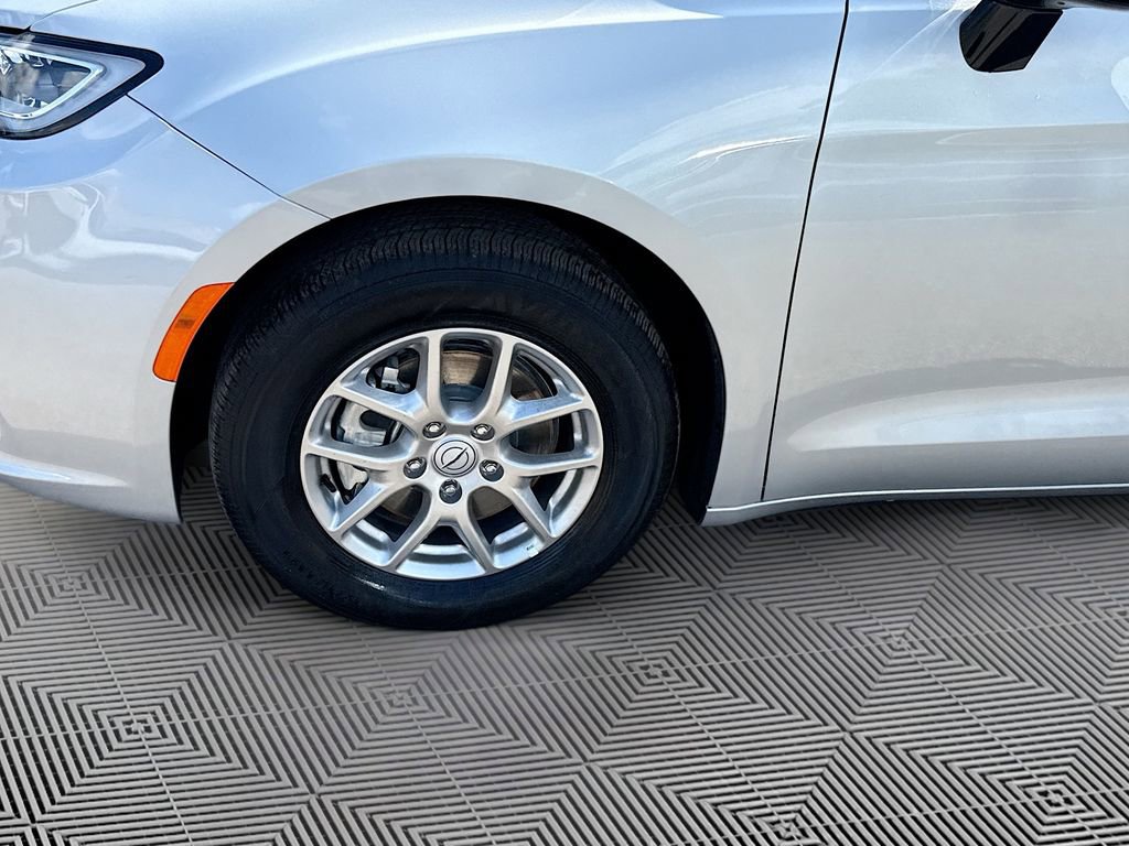 Used 2026 Chrysler Pacifica Select image 36