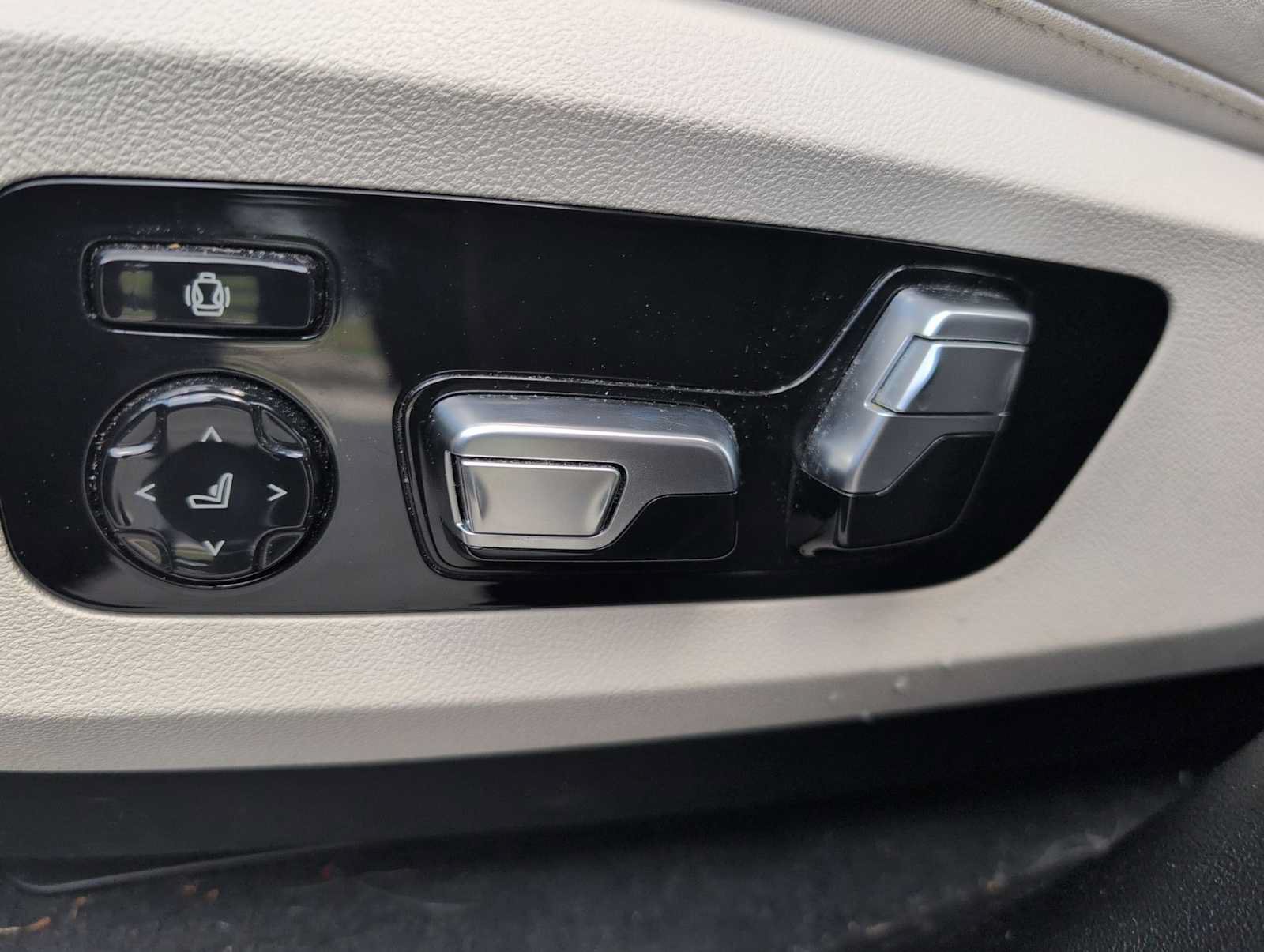 Used 2019 BMW X5 xDrive50i w/ M Sport Package AWD/4WD image 17