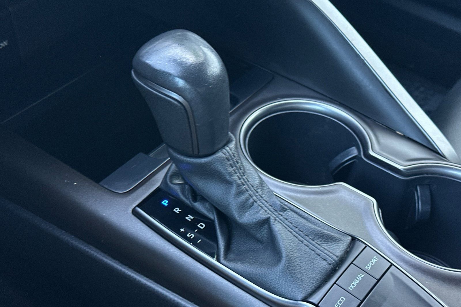 Used 2022 Toyota Camry SE w/ Carpet Mat Package (TMS) FWD image 26