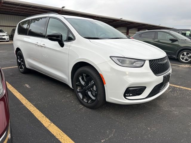 New 2026 Chrysler Pacifica Limited w/ S Appearance Package image 5