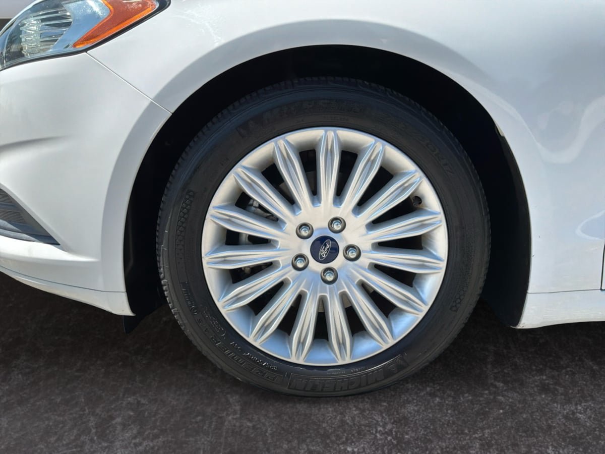 Used 2016 Ford Fusion SE FWD image 9