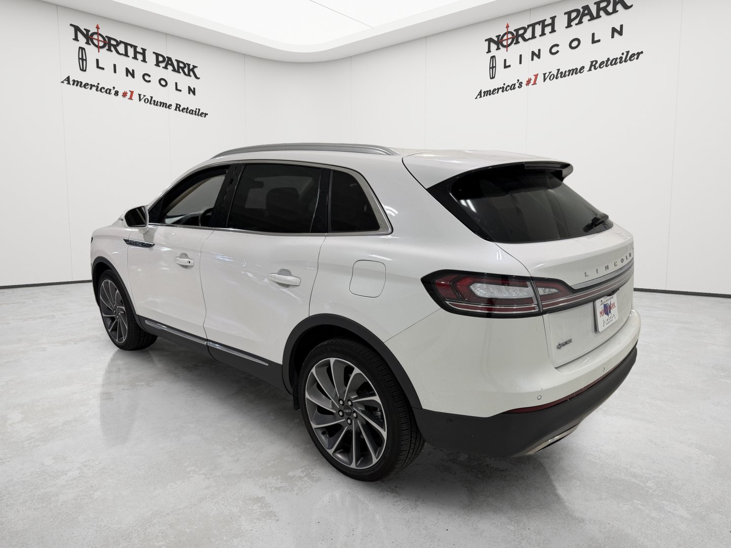 Used 2023 Lincoln Nautilus Reserve w/ Equipment Group 201A AWD/4WD image 3