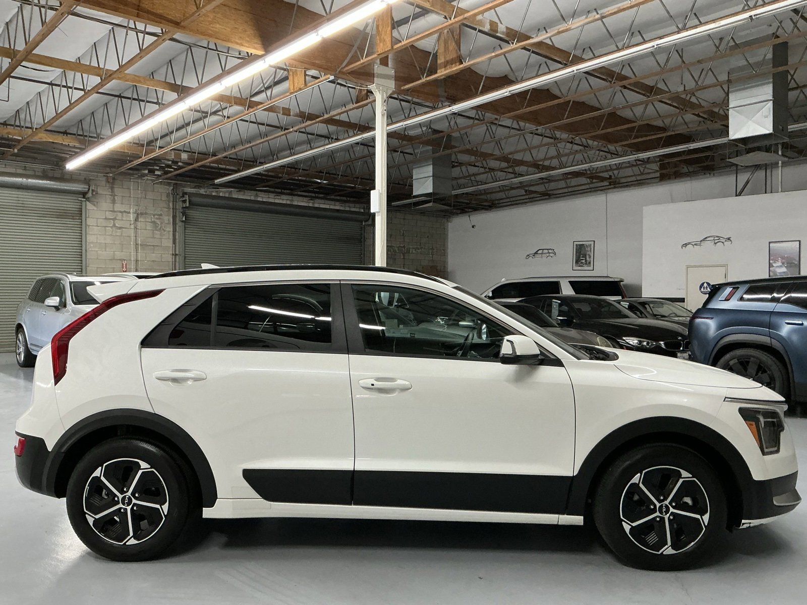 Used 2024 Kia Niro EX image 2