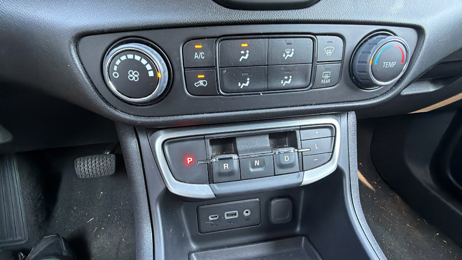 Used 2024 GMC Terrain SLE AWD/4WD image 31