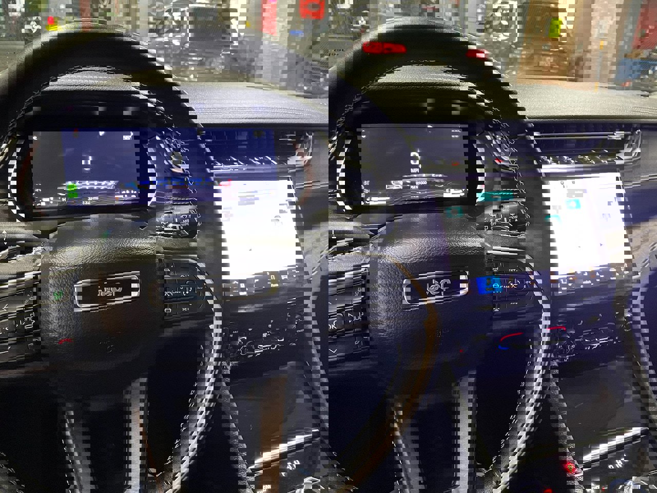 Used 2022 Jeep Grand Cherokee Limited image 2