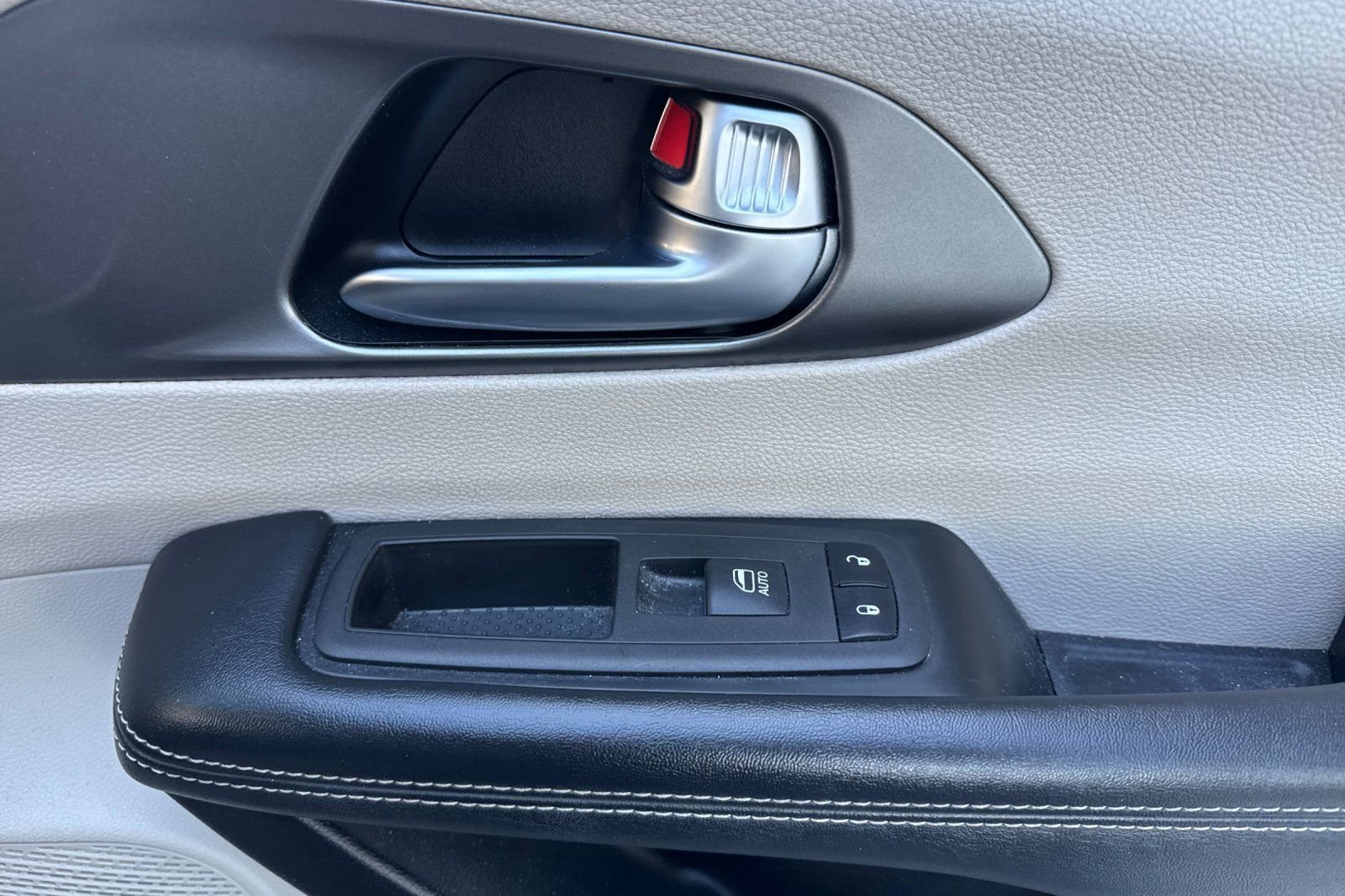 Used 2022 Chrysler Pacifica Touring-L image 21