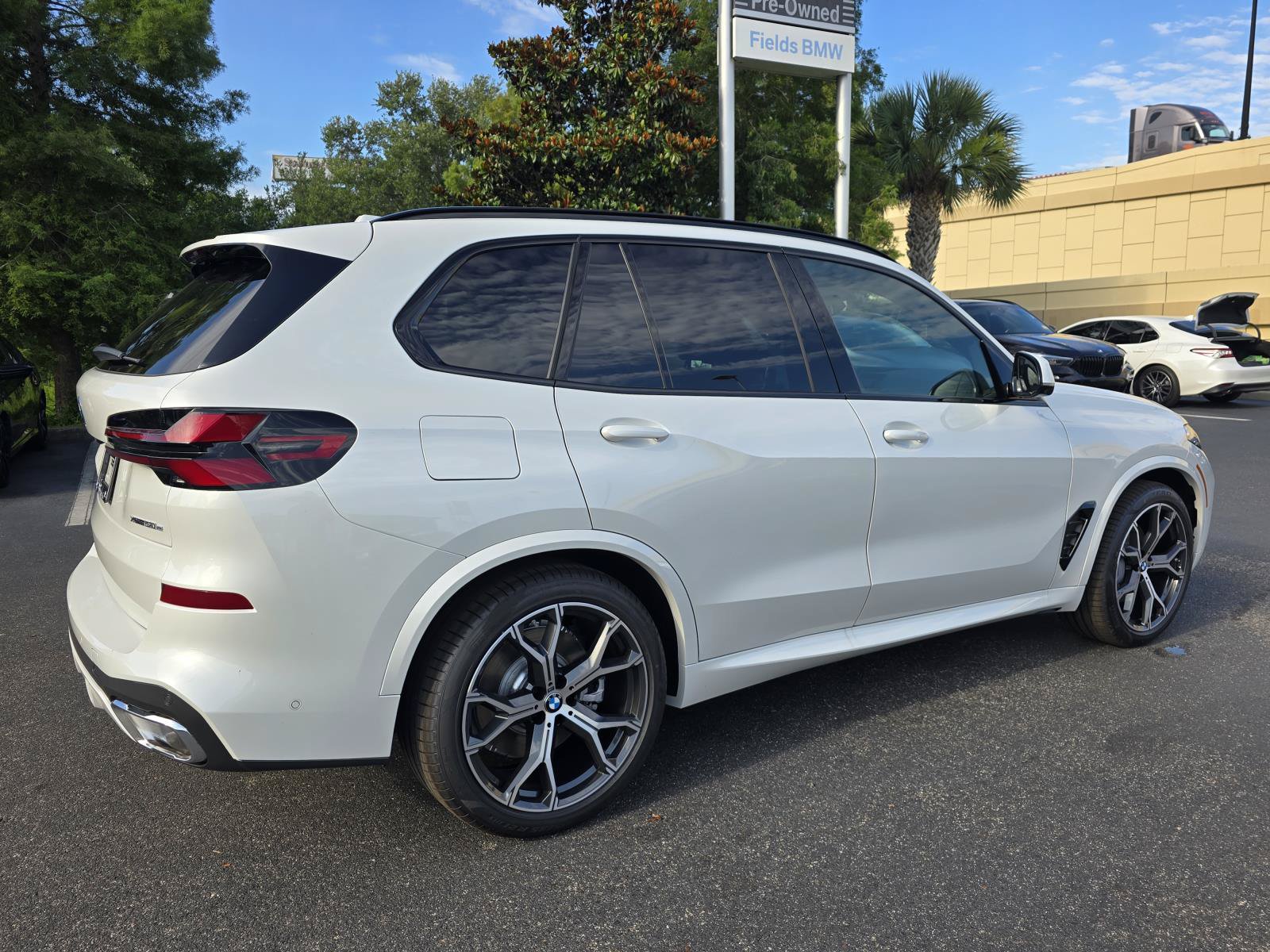 New 2026 BMW X5 xDrive50e w/ M Sport Package AWD/4WD image 4