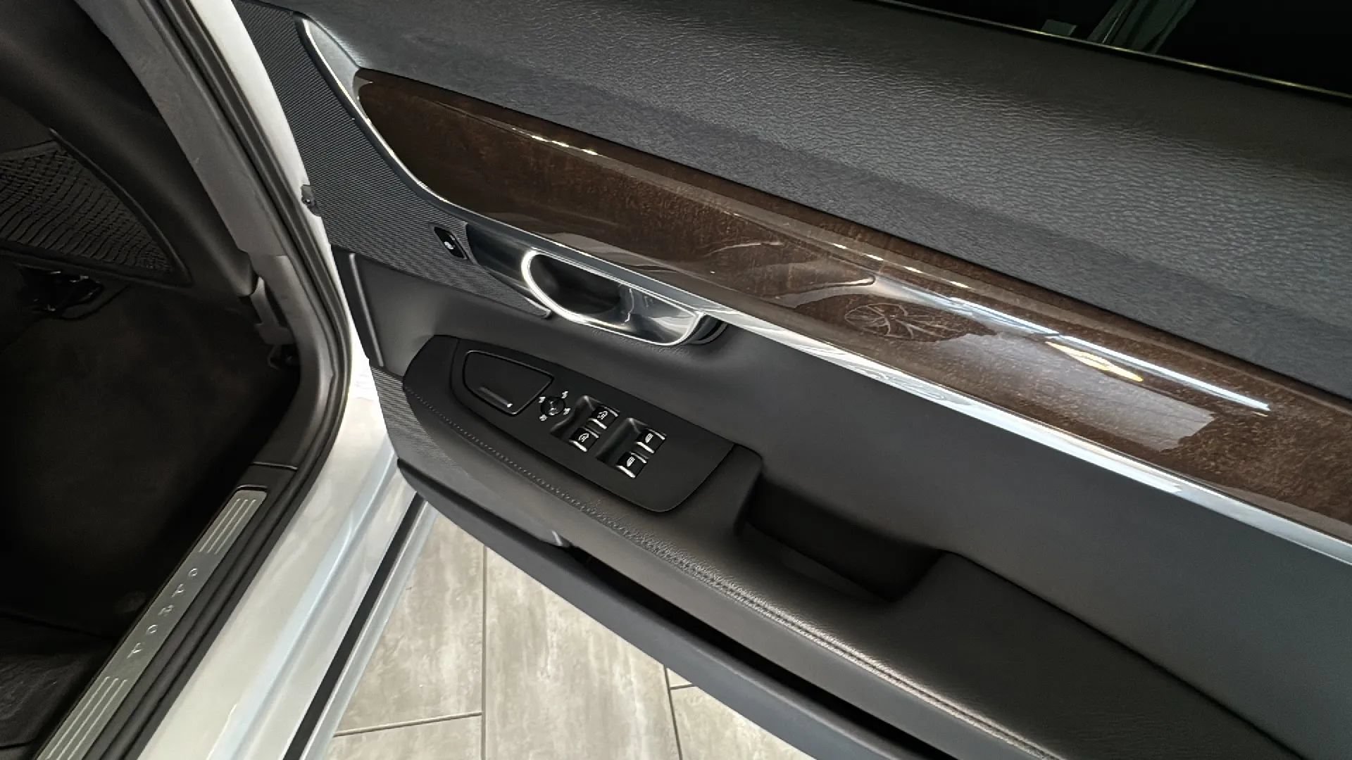 Used 2019 Volvo S90 T5 Momentum FWD image 36