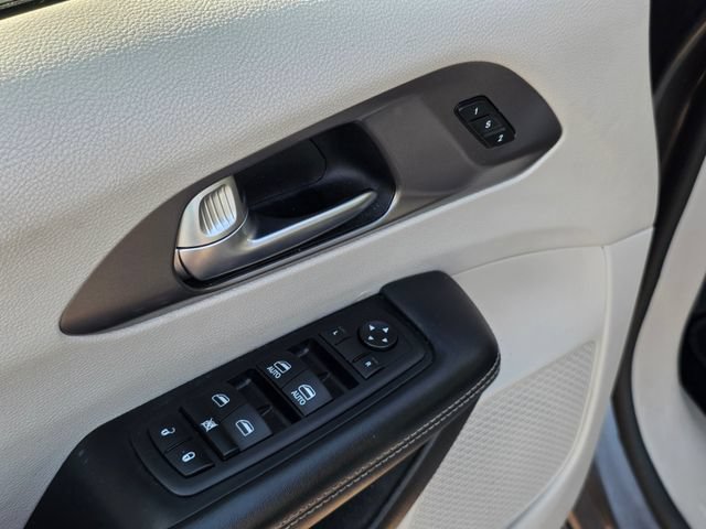 Used 2023 Chrysler Pacifica Touring-L FWD image 22