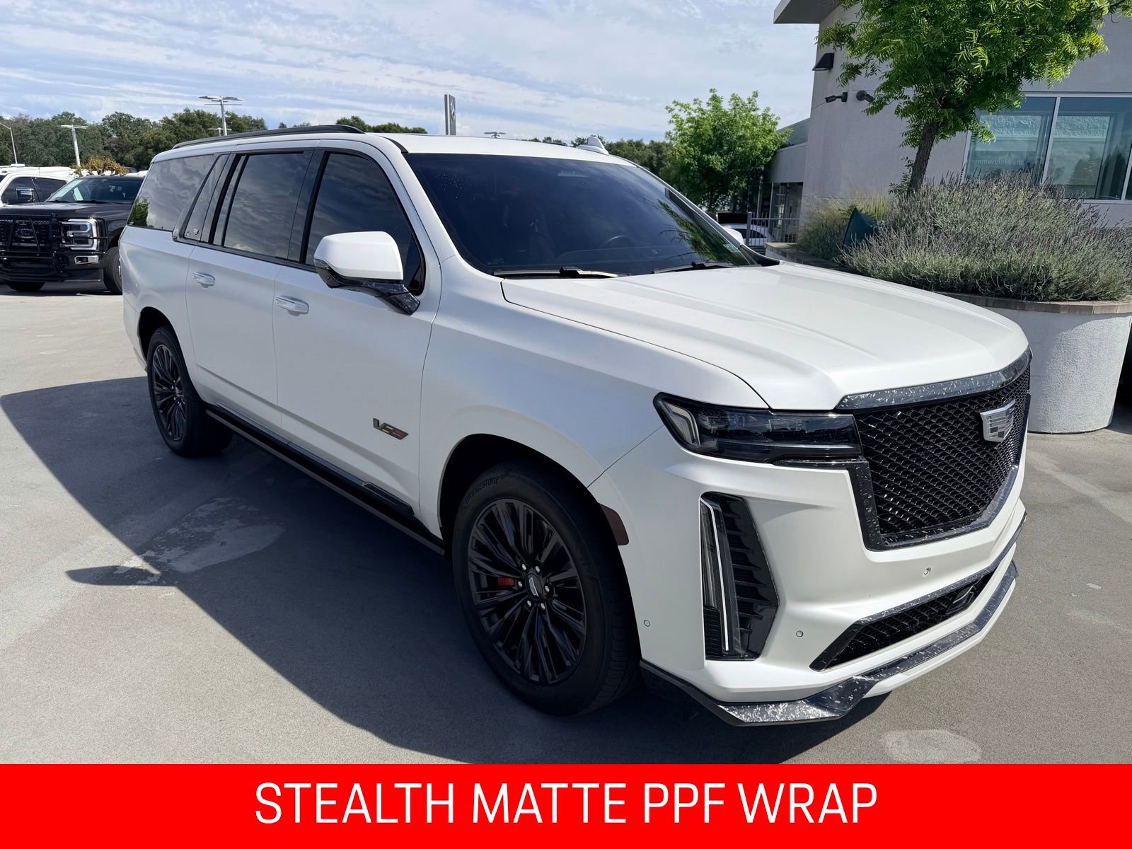 Used 2023 Cadillac Escalade ESV V w/ LPO, ONYX Package image 3