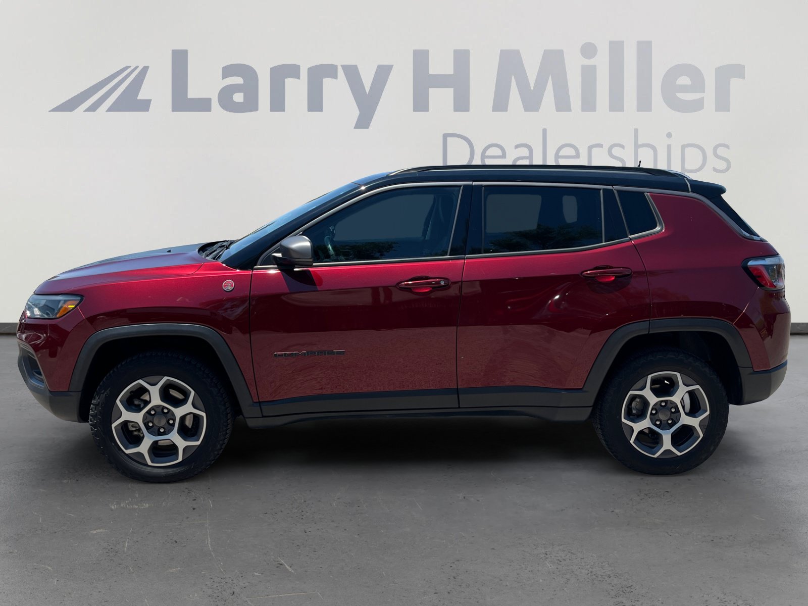 Certified 2022 Jeep Compass Trailhawk w/ Sun and Sound Group AWD/4WD image 2
