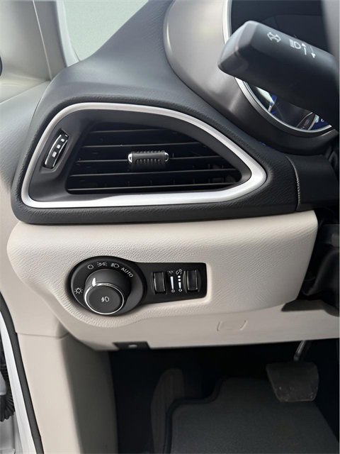 Used 2024 Chrysler Pacifica Touring-L image 12