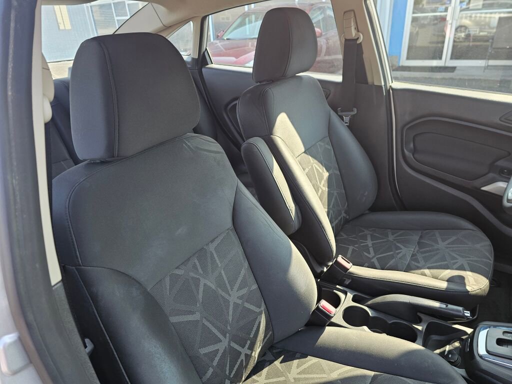 Used 2013 Ford Fiesta SE image 12
