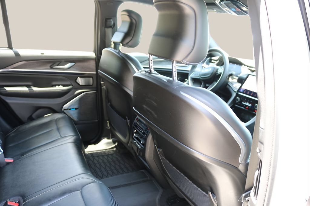 Used 2023 Jeep Grand Cherokee Overland w/ Luxury Tech Group IV AWD/4WD image 19