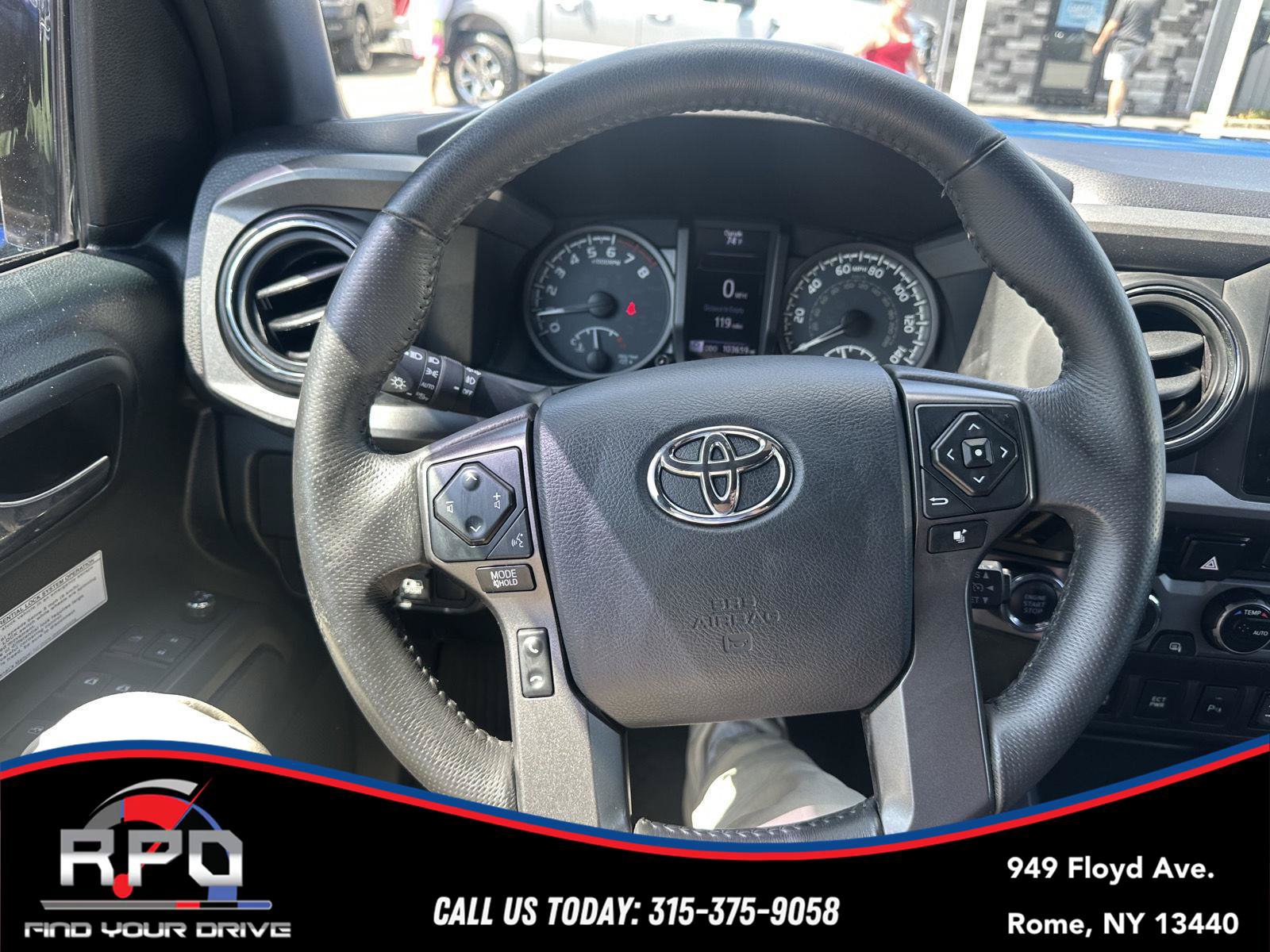 Used 2017 Toyota Tacoma TRD Off-Road w/ Premium & Technology Package AWD/4WD image 21