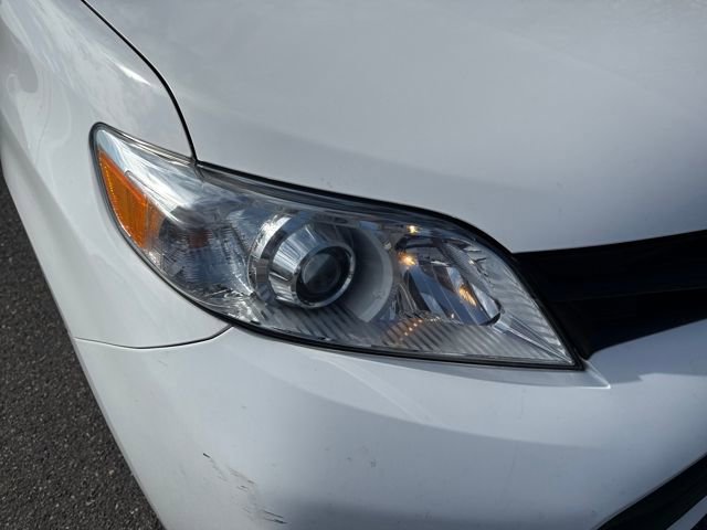 Used 2019 Toyota Sienna L image 12