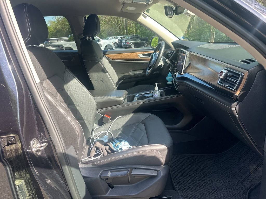 Used 2025 Volkswagen Atlas SE image 12