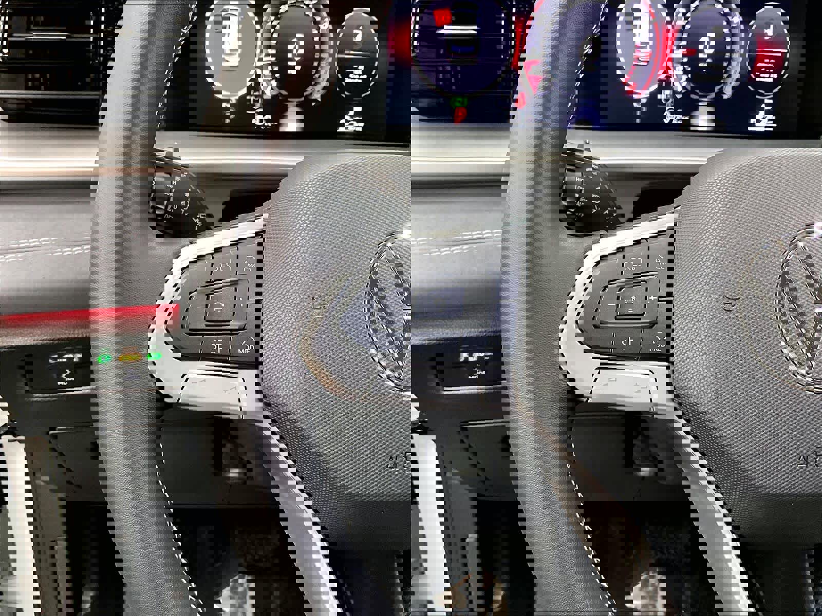 Used 2025 Volkswagen Tiguan SE image 21