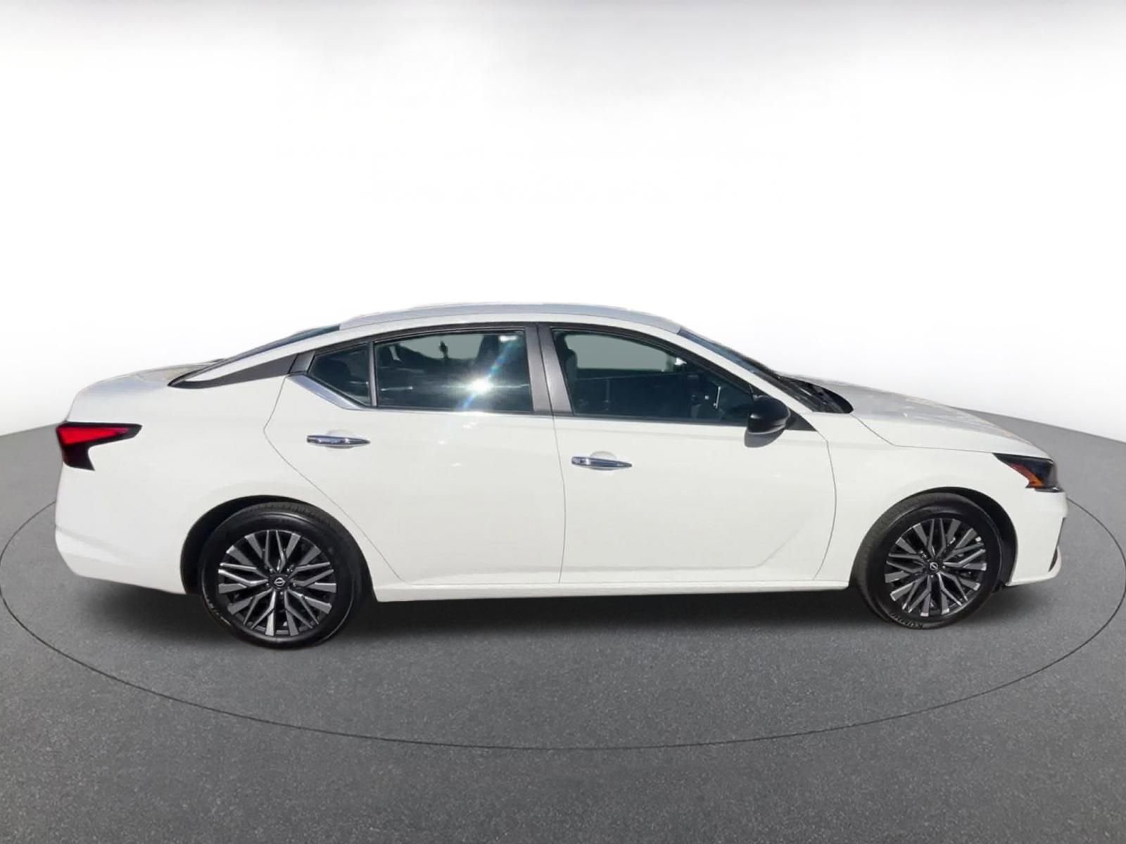 Used 2025 Nissan Altima 2.5 SV image 16