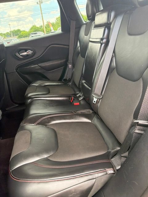 Used 2016 Jeep Cherokee Trailhawk AWD/4WD image 9
